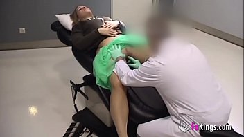 Стройненькая девушка снимает одежду догола и хвалиться мохнатой вагиной на полу