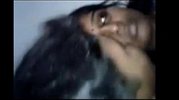 Жопастая женщина принимает в дырочку крупный хуй темнокожего соседа на диванчике